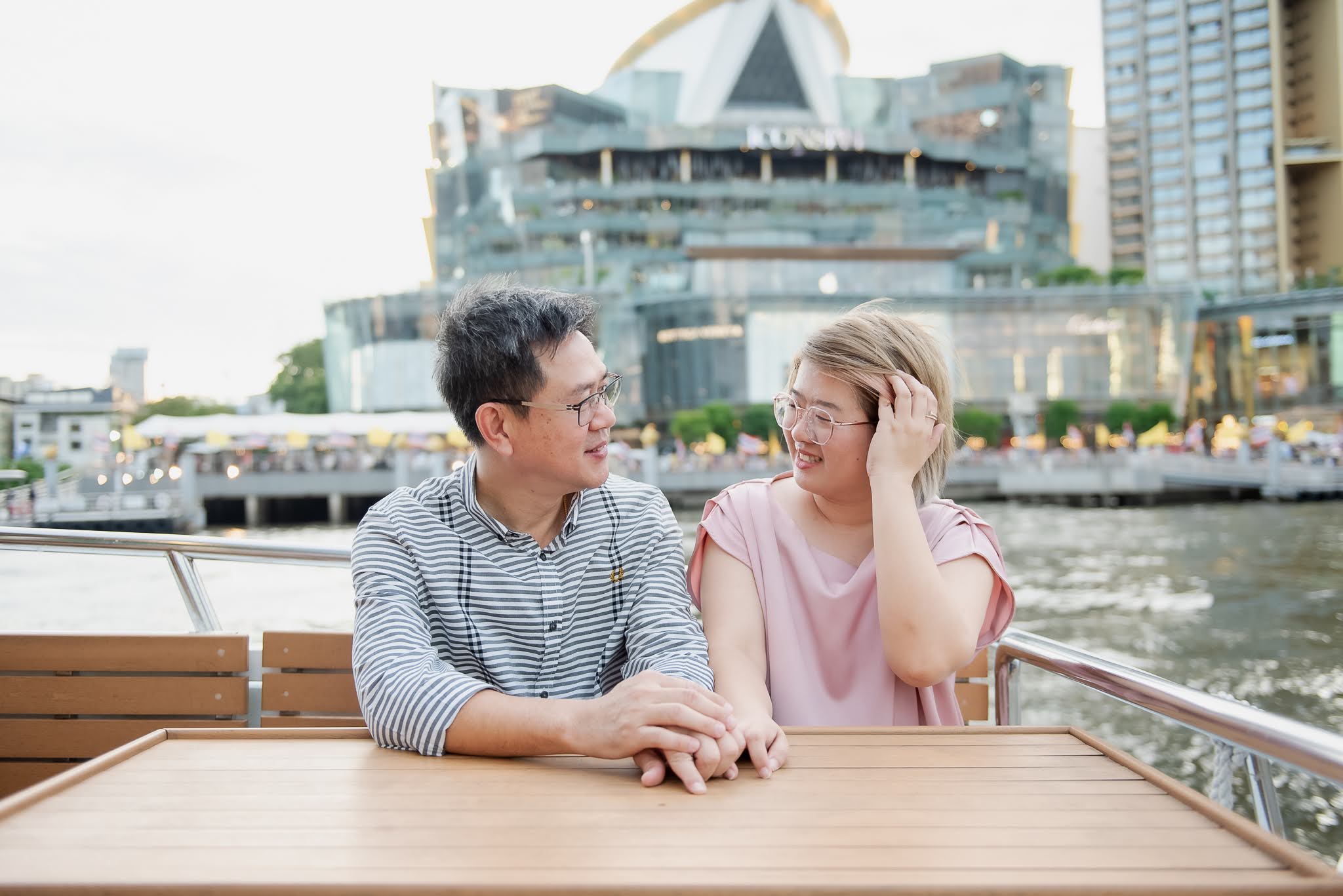 คู่รักใช้เวลาส่วนตัวริมแม่น้ำบนเรือ DAOMARINE YACHT