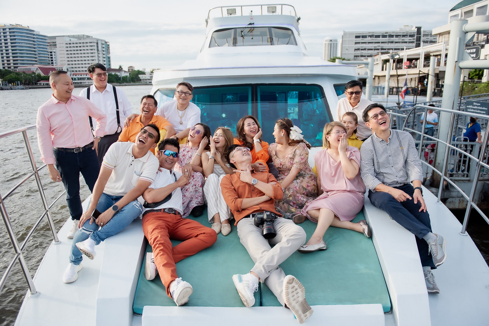 กลุ่มเพื่อนฉลองร่วมกันบริเวณหัวเรือ DAOMARINE YACHT